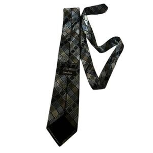 Nieman Marcus mens tie w square pattern 100% imported silk
